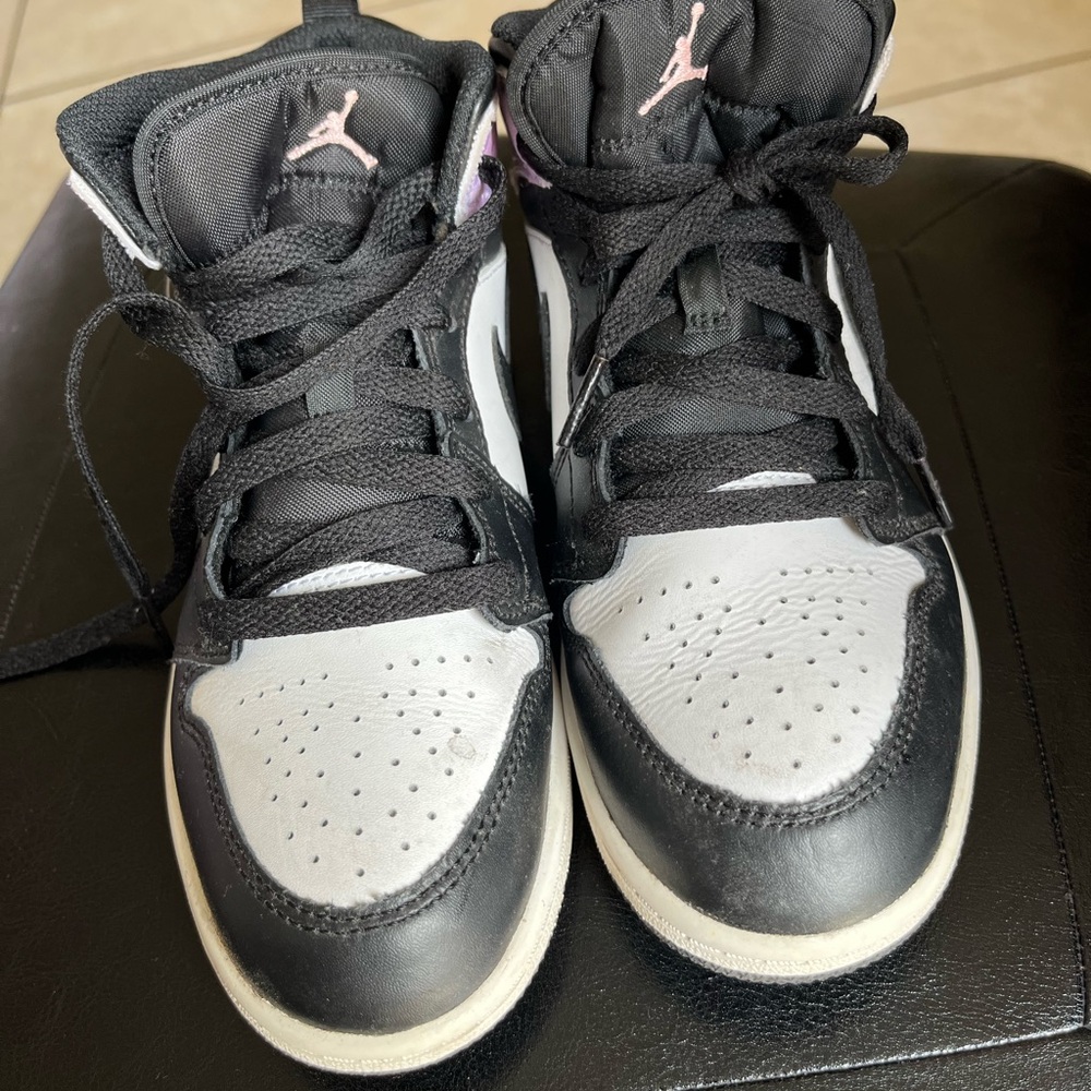 Nike Kids Black and Gray Sneakers